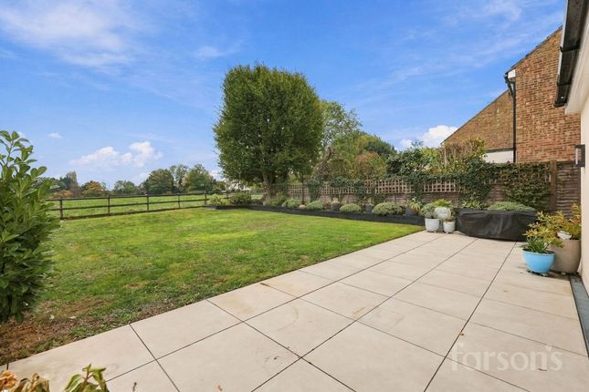 15 Park Meadow, Brentwood photo 3