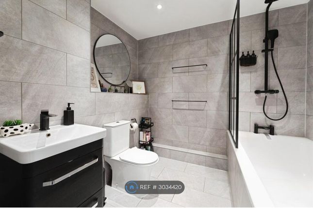 Flat, Sixpenny Court Tanner St, Barking photo 3
