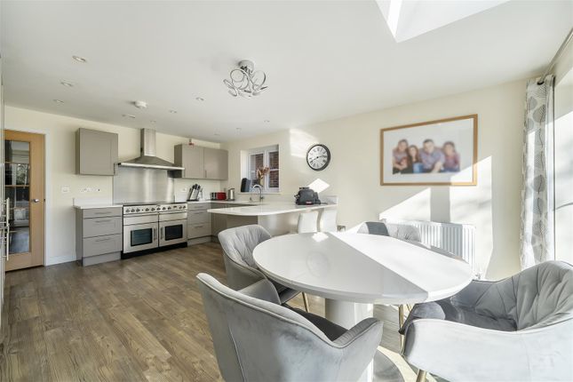 8, Neville Close, Wokingham photo 4