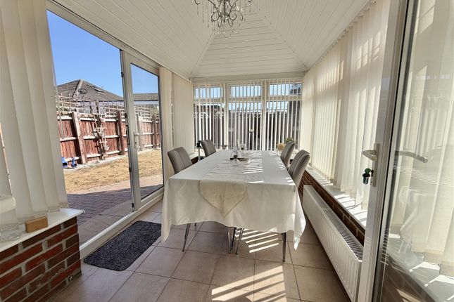 27, Bockings Grove, Clacton-On-Sea photo 3