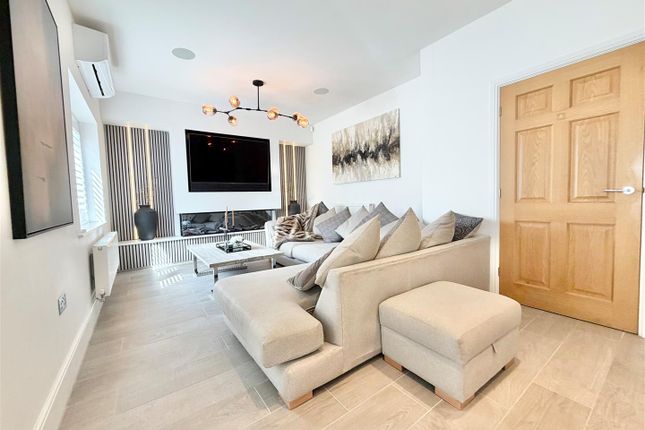 1, Bradshaw Close, Wilmslow photo 3
