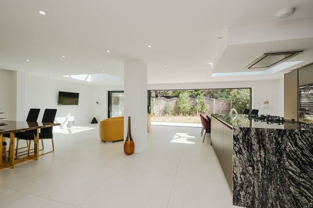 10, Hazelbury Close, London photo 3