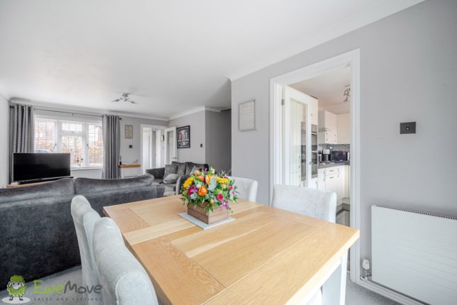 4, Spencer Close, Tadley photo 4