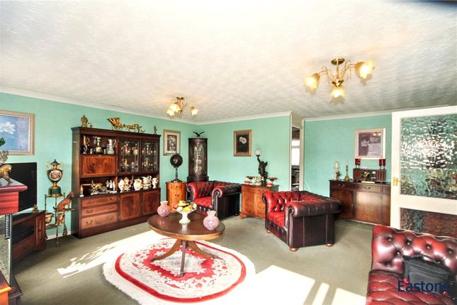 28, Royal Drive, Surrey photo 2