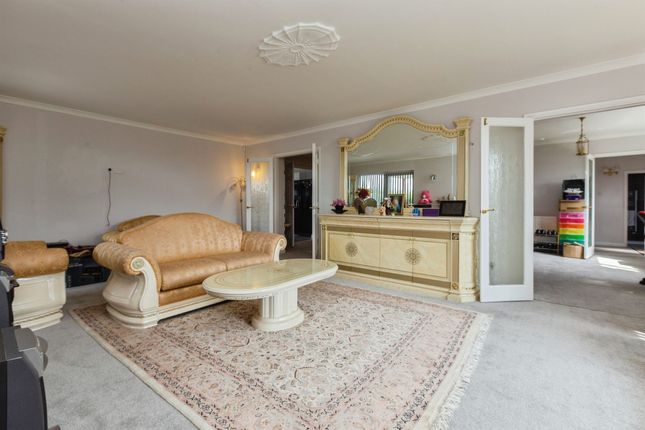 Lapstone House, Blackgrove Road, Aylesbury photo 3