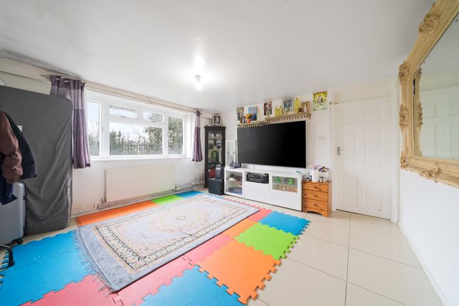 98, Oxford Way, Feltham photo 2