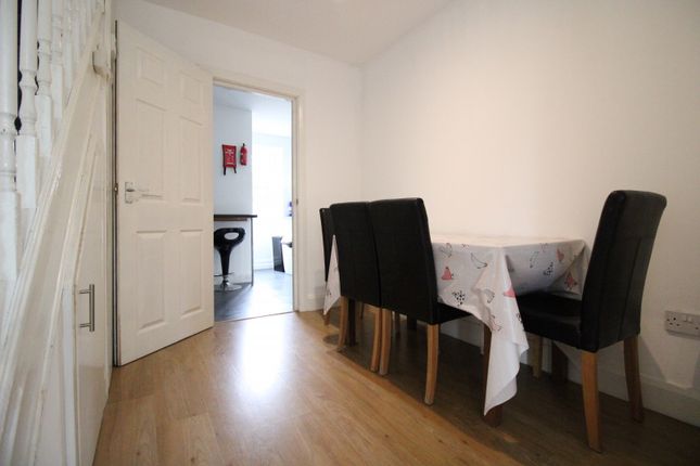 Flat to rent in Kingsley Avenue, Englefield Green, Egham