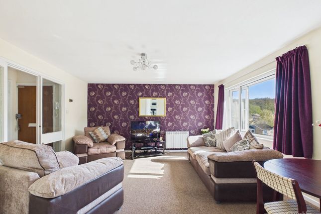 102 Hartscroft, Croydon photo 3