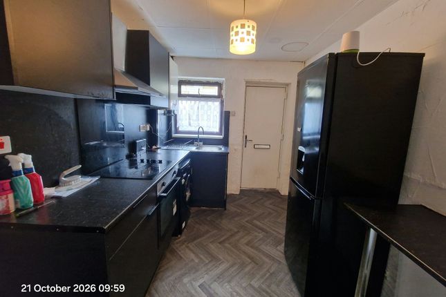 2-bed flat on 4 Woodlea Grove, Leeds, £750/mo