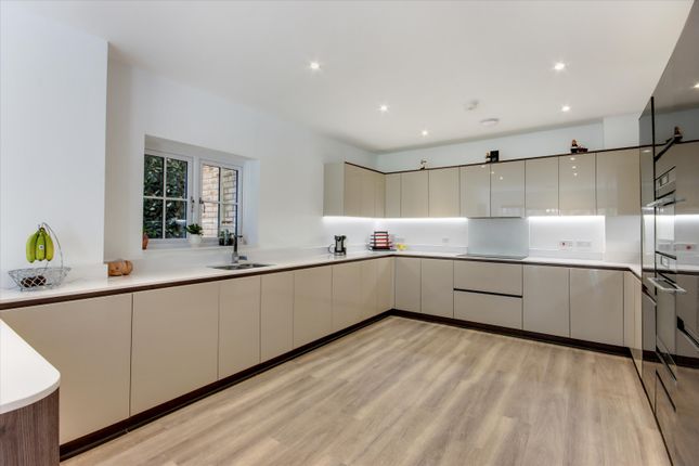 14, Frank Rosier Way, Tunbridge Wells photo 2