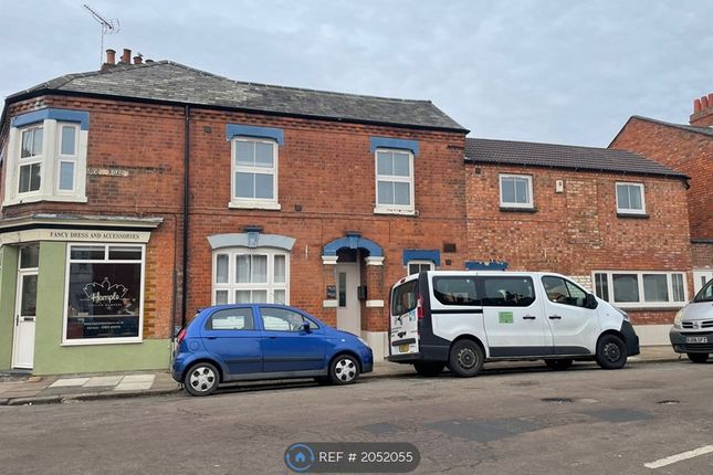 Flat to rent in Roe Road, Northampton