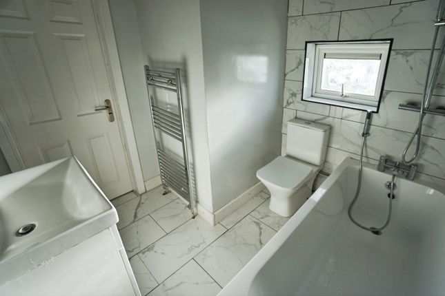 6, Deakin Avenue, Brownhills, Walsall photo 3