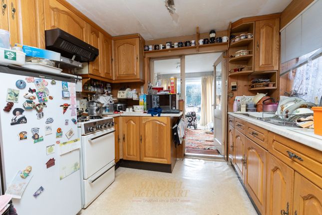 51 Woodside Crescent, Horley photo 3