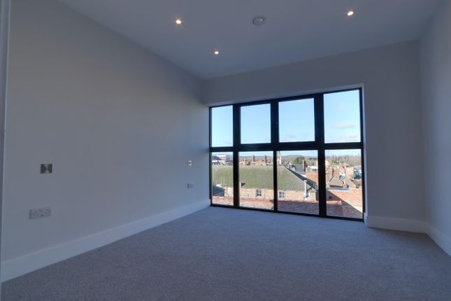 Flat to rent in St. Johns Lane, Gloucester