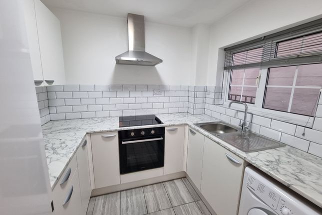 25 Bucklers Way, Carshalton photo 2