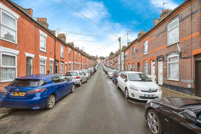 Terraced house for sale in Cambridge Street, Luton, Bedfordshire