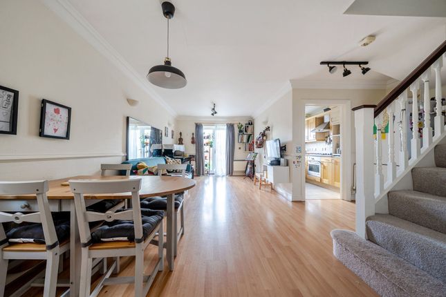 15 Fryers Close, Winchester photo 3
