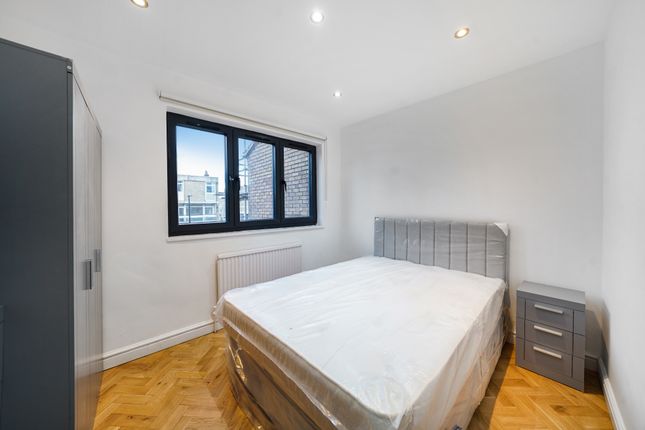 Terraced house to rent in Brick Lane, Shoreditch