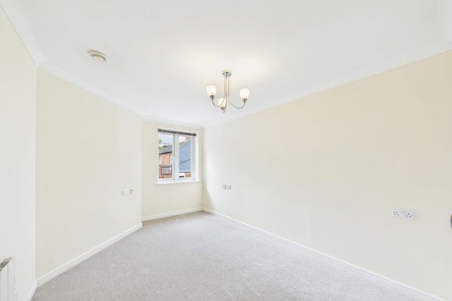 15, Reeves Court, Camberley photo 4