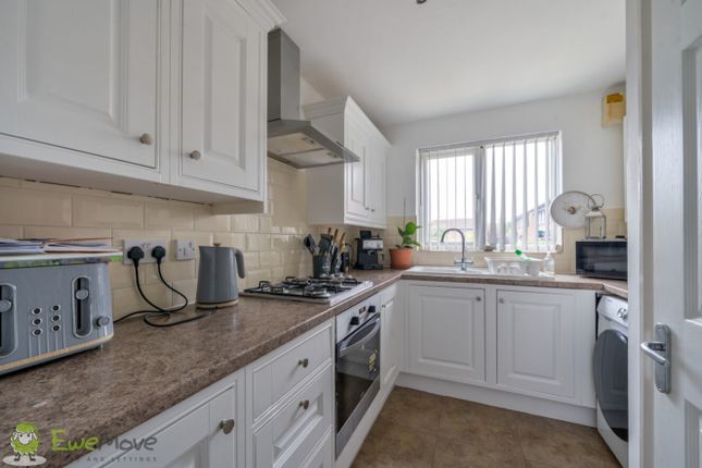 11, Odette Gardens, Tadley photo 2