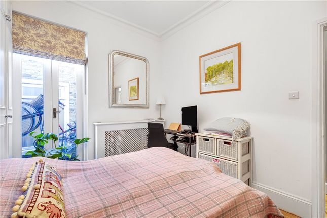 Flat for sale in Gilstead Road, Fulham, London