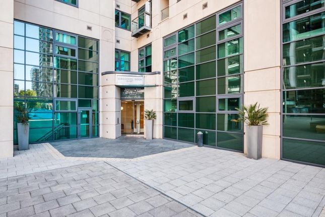 Thumbnail Flat to rent in Discovery Dock West Tower, South Quay, Canary Wharf, London