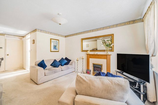 31, Chandos Close, Swindon photo 2