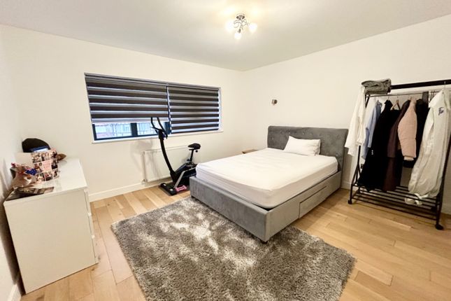Detached house to rent in Broadfields Avenue, Edgware, Greater London