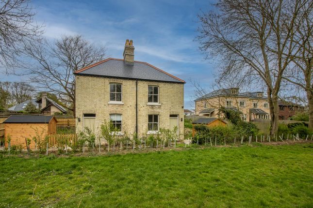 Semi-detached house to rent in Doctors Close, Impington, Cambridge