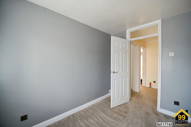15, Royle Close, Romford photo 3