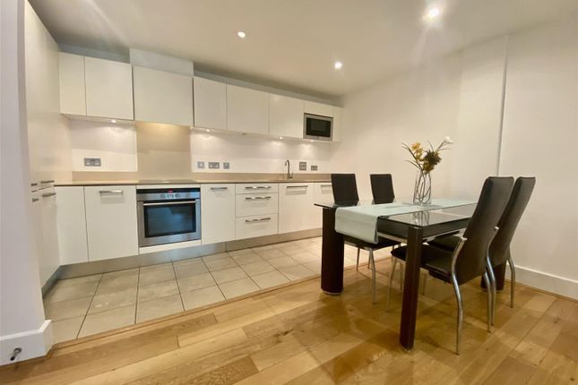 848, KESTREL HOUSE, ST GEORGE WHARF, London photo 4