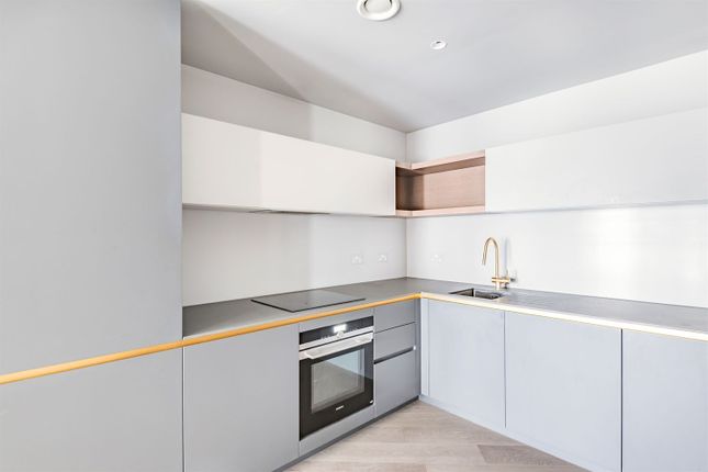 4, Flat 1606, Cutter Lane, London photo 4