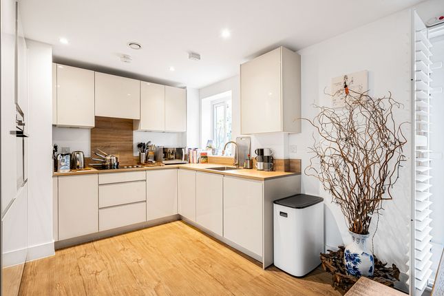 Flat 1, 90, De Burgh Gardens, Tadworth photo 4