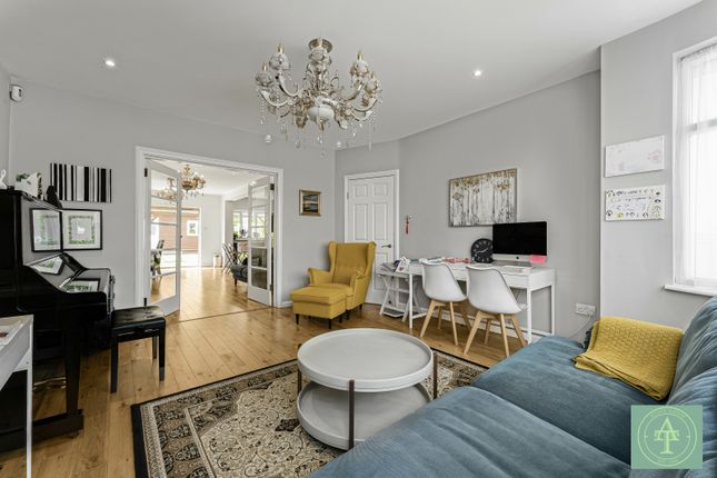 21 Chestnut Close, London photo 2