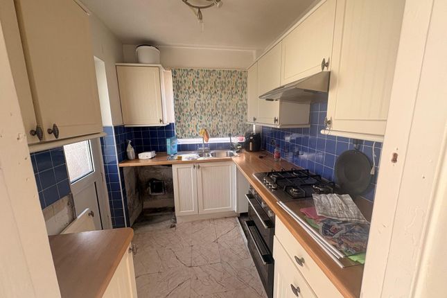 19, Meadowbank Avenue, BRADFORD photo 2