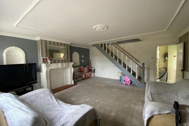 2 Chafford Walk, Rainham photo 2