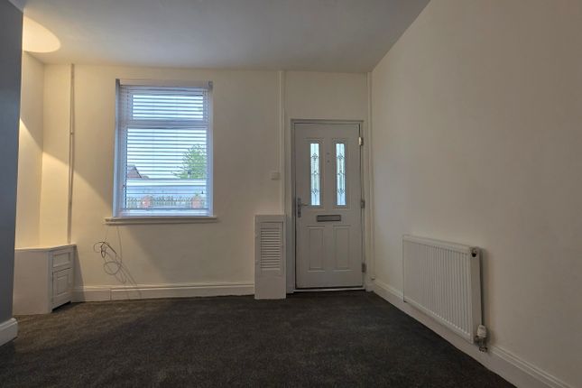 2-bed house on 7, Hyde, £975/mo