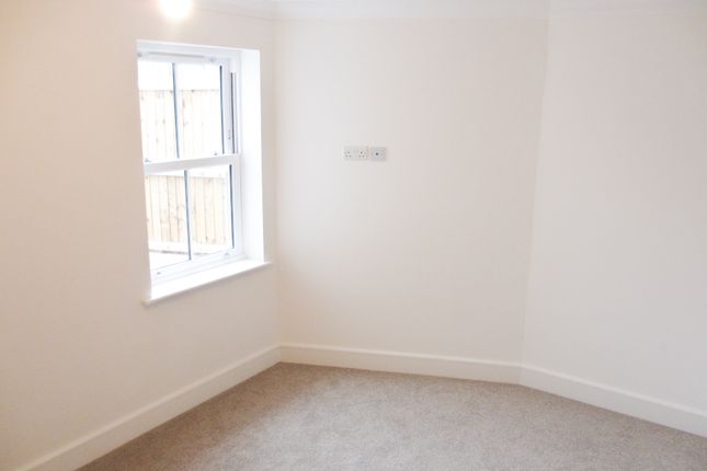 Flat to rent in Southend Road, Hockley