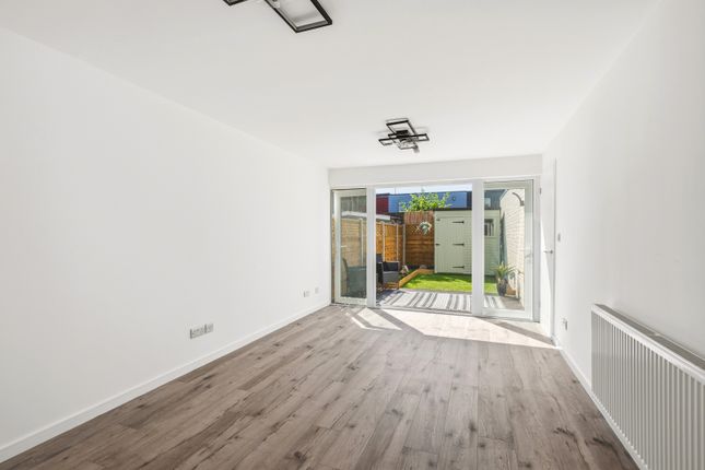 8, Savill Gardens, Raynes Park photo 3