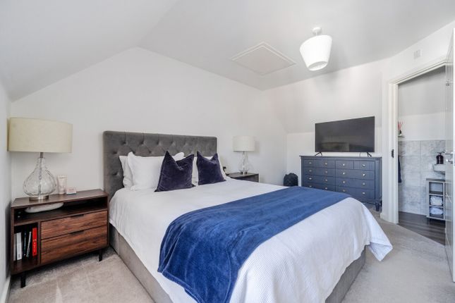 2, Military Mews, Godalming photo 3