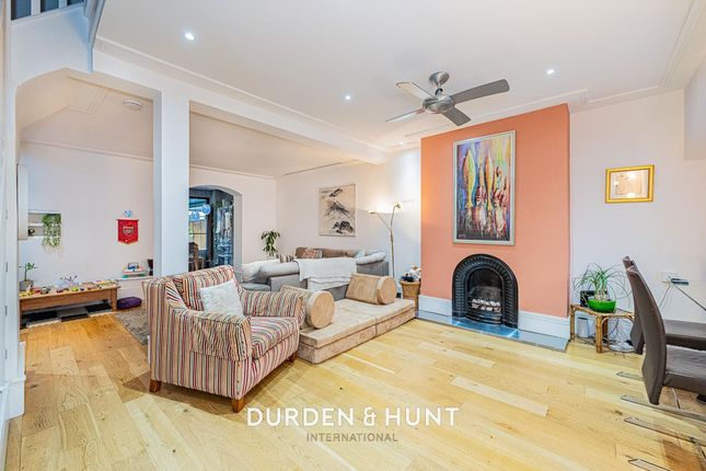 52 Westminster Gardens, Barking photo 2