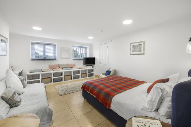 Thumbnail Flat to rent in Craven House, Hampton Court Road