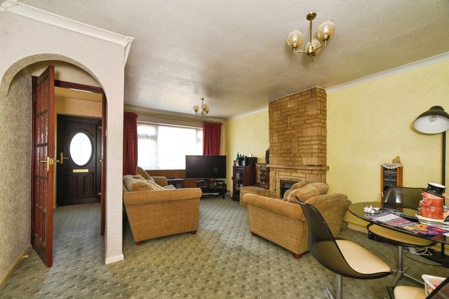 10, Dickens Close, Swindon photo 2