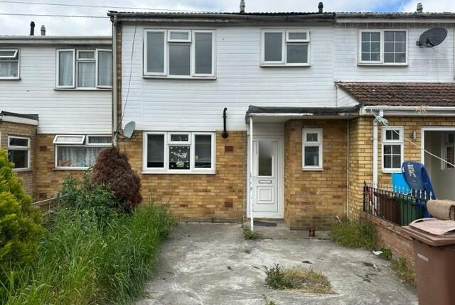 Terraced house for sale in Toronto Road, Tilbury