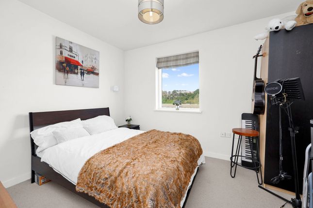 38 Mark Twain Drive, London photo 4