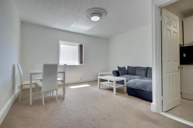 300a Sandringham Apartments, Osborne Road, Southsea photo 2