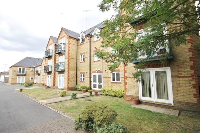 Thumbnail Flat to rent in Hummer Road, Egham, Runnymede
