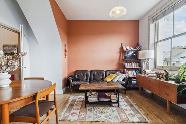 Flat to rent in Albion Road, Newington Green