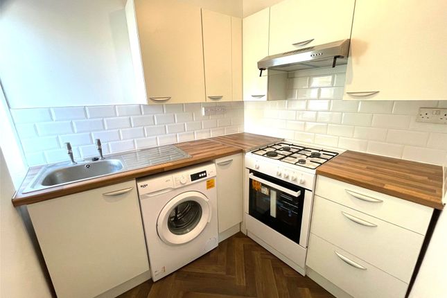 Flat 2, Oakcroft, 23, Somertrees Avenue, LONDON photo 2