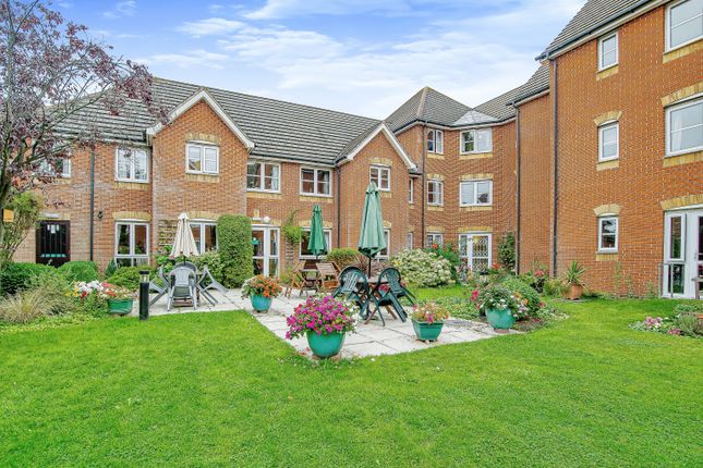 Flat for sale in Hillcroft Court, Chaldon Road, Caterham, Surrey